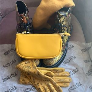 Set: gloves, hand bag. Hat NOT included